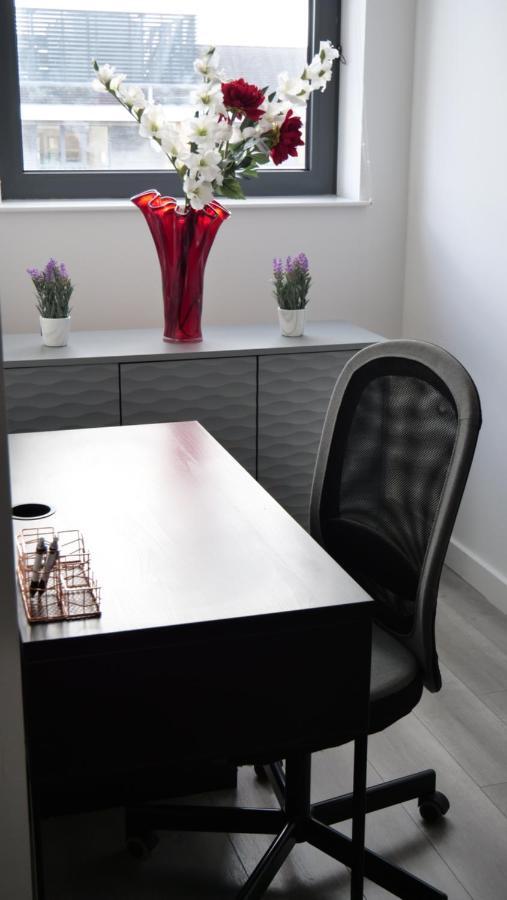 Stylish 2 Bedrooms, 2 Bathrooms With Workspace In Milton Keynes Exteriér fotografie
